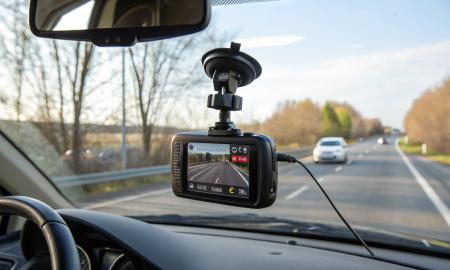 Įsigaliojo naujas įstatymas. Štai bauda vairuotojams, kurių automobilyje yra kamera