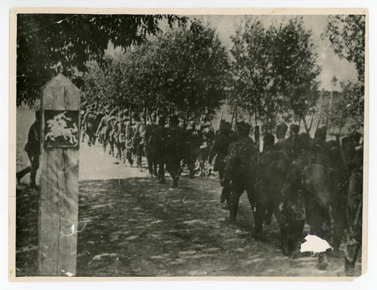 Raudonosios armijos kariai peržengia Lietuvos teritorijos sieną, vykdydami Lietuvos okupaciją, 1940 m.