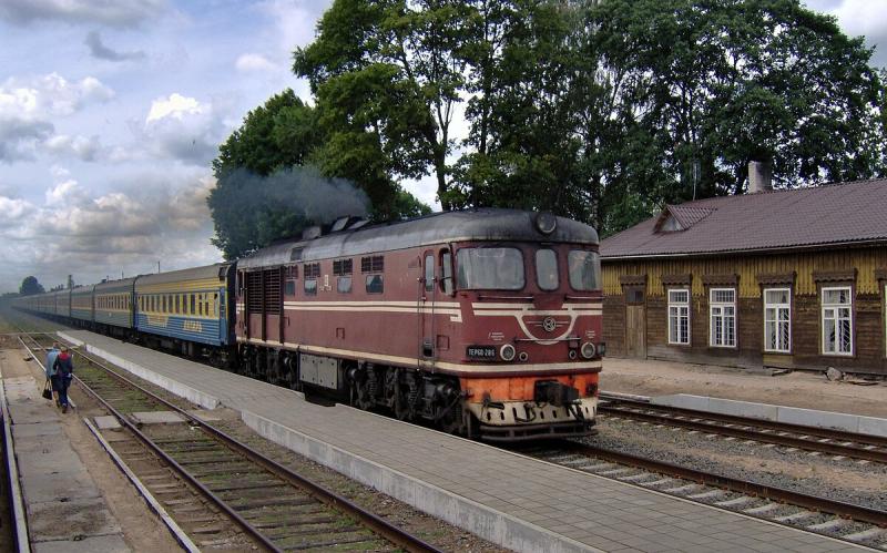 Lietuvių geležinkelių dyzelinis lokomotyvas TEP60, tempaintis Jantar traukinį Kazlų Rūdos geležinkelio stotyje, 2006 m.