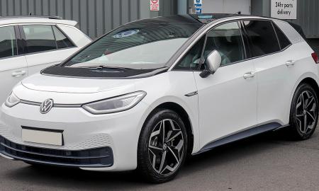 Visai ne „Tesla“ ar kiniški elektromobiliai. Naujasis pardavimų lyderis Europoje