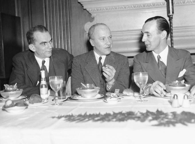 Walter Duranty, „New York Times“ korespondentas (centre), pietuose, surengtuose jo garbei Užsienio spaudos korespondentų asociacijos viešbutyje „Lombardia“ Niujorke 1936 m. balandžio 16 d. Kairėje – Kenneth Duranty, TASS, sovietų informacinės agentūros, atstovas, o dešinėje – A. Bernard Moloni iš „Reuters“