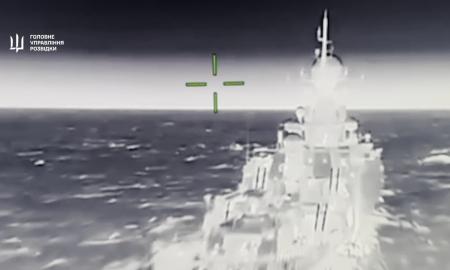 Ukraina teigia smogusi Rusijos raketiniam laivui sprogstamaisiais dronais (Video)