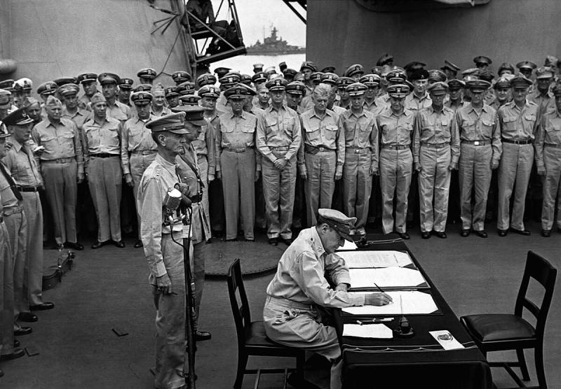 Douglasas MacArthuras pasirašo oficialų kapituliacijos aktą karo laive USS Missouri