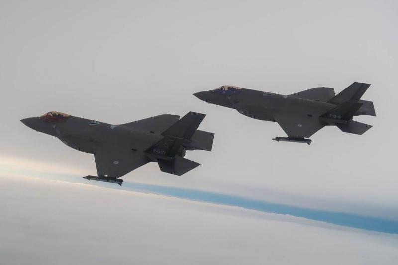 Nyderlandų F-35A su AIM-9X raketomis