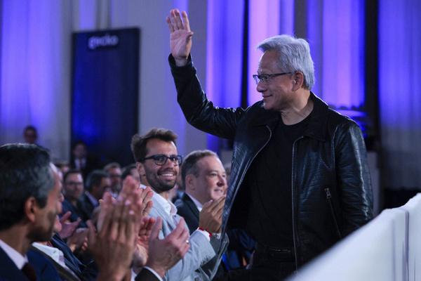 „Nvidia“ generalinis direktorius Jensenas Huangas sveikina susirinkusius per JAV prezidento Donaldo Trumpo kalbą viršūnių susitikime „Pergalė dirbtinio intelekto lenktynėse“