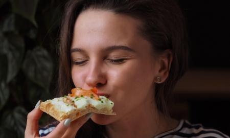 Mokslininkai rado, kaip smegenys jus apgauna. „Todėl valgote daugiau, nei reikia“