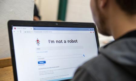 Paspaudei „Aš nesu robotas“? Gali likti be pinigų