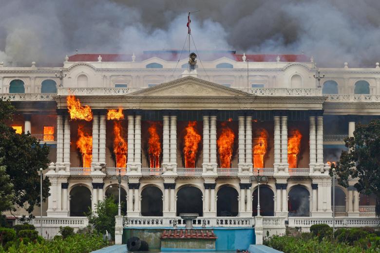 Gaisras siautėja Singha Durbar pastate, pagrindiniame Nepalo vyriausybės administraciniame pastate. Katmandu, 2025 m. rugsėjo 9 d.
