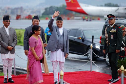 Nepalo ministras pirmininkas K. P. Sharma Oli mojuoja žiniasklaidos atstovams, išvykdamas iš Tribhuvan tarptautinio oro uosto VIP terminalo Katmandu, kad vyktų į Kiniją dalyvauti ŠOS viršūnių susitikime.
