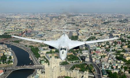 Rusija siunčia bombonešius Tu-160. Į kitą pasaulio galą. Kas vyksta?