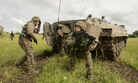 Jie žada greitą ir negailestingą karą. NATO generolas atvirai įspėjo Putiną: „Mes kovosime kitaip nei Ukraina“ (Video)