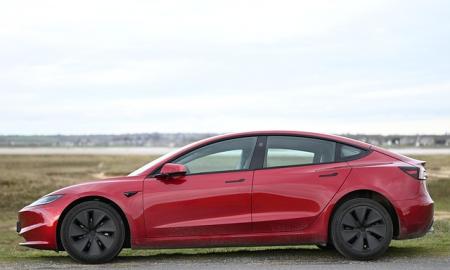 Nepatikėsite, ką padarė „Tesla“ ties pervaža. Soc. tinklai ūžia