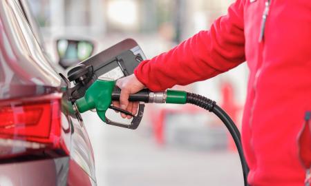 Didžiausia afera Lietuvoje? Kol vieni pilasi benziną po 1,32 €, kiti moka 1,59 €