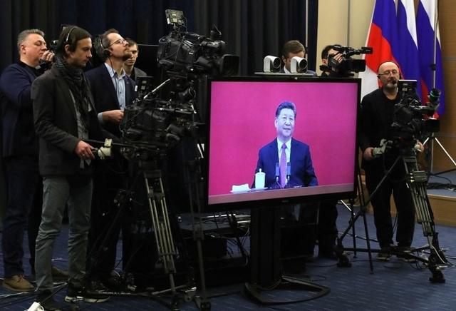 Kinijos Liaudies Respublikos pirmininkas Xi Jinpingas ekrane per „Sibiro jėgos“ projekto atidarymo ceremoniją