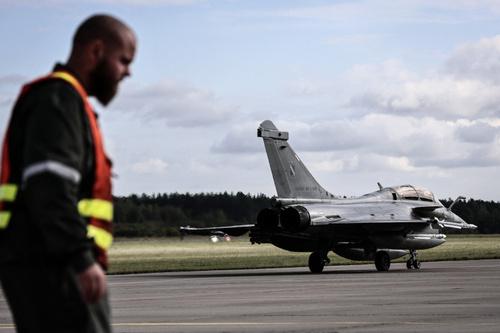 2025 m. rugsėjo 17 d. naikintuvas „Rafale“ ruošiasi pakilti iš Minsko-Mazoveckio oro bazės misijos „Rytų sargybinis“ metu.