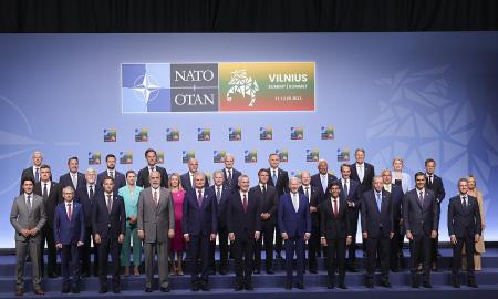 NATO pumpuoja raumenis. 500 000 karių