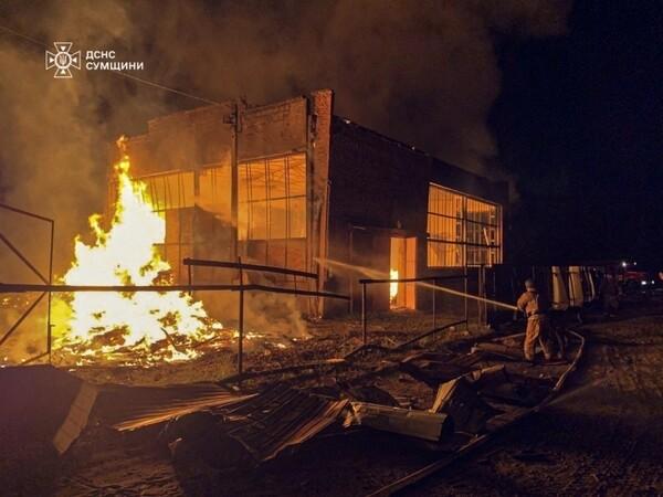 Gaisrininkai ir Ukrainos greitosios pagalbos tarnybos darbuotojai gesina gaisrą, kilusį po Rusijos atakų Akhtyrkoje, Sumos srityje, Ukrainoje.