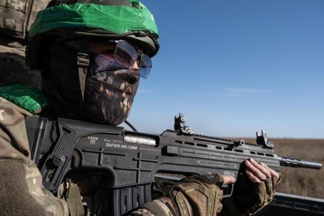 Ukrainos karys su pusiau automatiniu šautuvu Safari HG-105M užima poziciją prie fronto linijos esančiame Konstantinovkos mieste Donecko srityje.