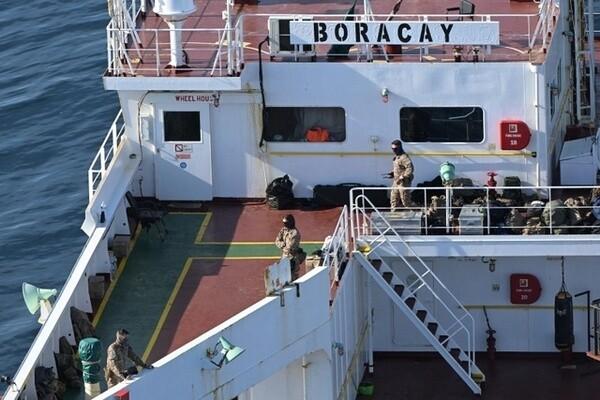 2025 m. spalio 1 d. prie vakarų Prancūzijos uosto Sen-Nazer pakrantės padarytoje aerofotografijoje matyti Prancūzijos kariai, esantys tanklaivio, priklausančio vadinamajam Rusijos „šešėliniam laivynuui“, kuris įtariamas dalyvavęs dronų skrydžiuose virš Danijos, denyje. Tanklaivis buvo prie Danijos pakrantės nuo rugsėjo 22 iki 25 d.