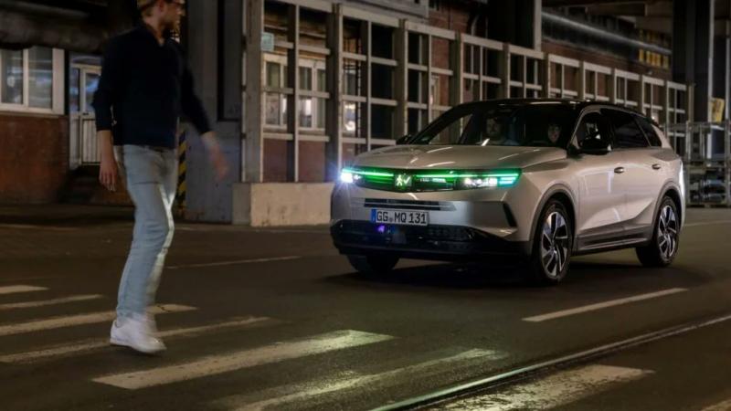 Opel Grandland su žaliu stabdžio žibintu