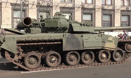 Pala, ką? Rusijos gynybos ministerija sugalvojo vietiniams parduoti 20 tankų ir kitų šarvuočių