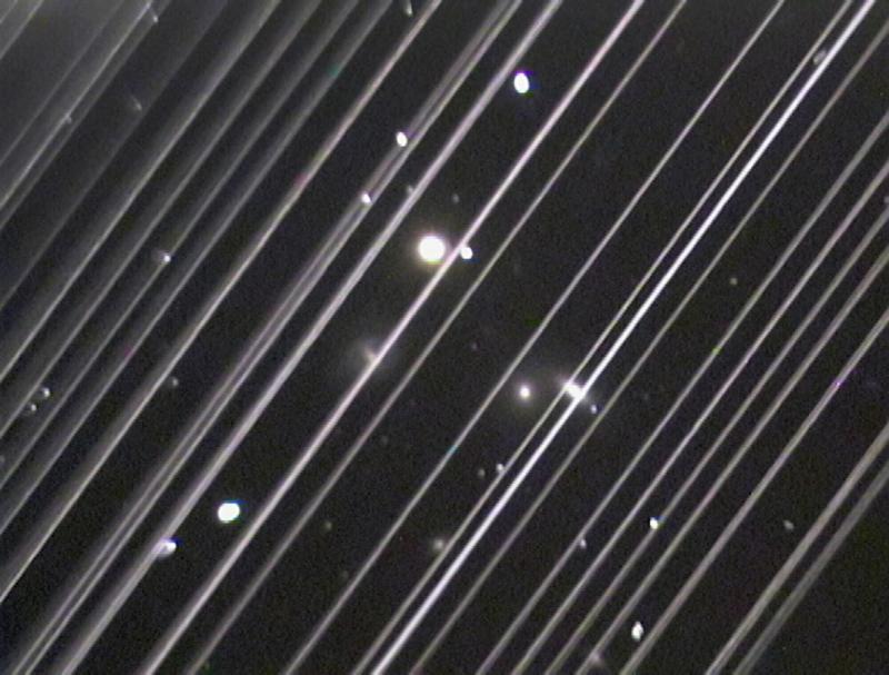 Starlink palydovų palikti pėdsakai