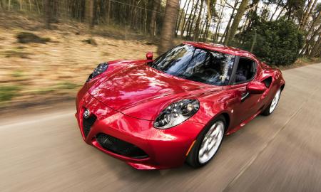 Du simboliai prietaisų skydelyje reiškia jūsų kelionės pabaigą. Jiems pasirodžius, nedelsdami sustabdykite automobilį