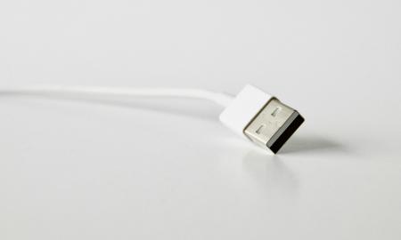 Garsus telefonų gamintojas atėmė net ir USB laidą. Ar tai naujas negailestingas standartas? Vartotojų kantrybė baigiasi