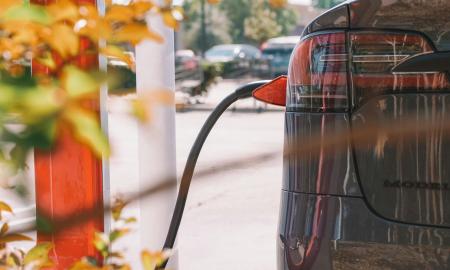 Europos šalis nori apmokestinti elektromobilius. Priežastis galutinai šokiruos