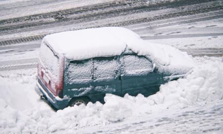 Žiemai į automobilį įsidėkite lipnios juostos. Vėliau sau padėkosite