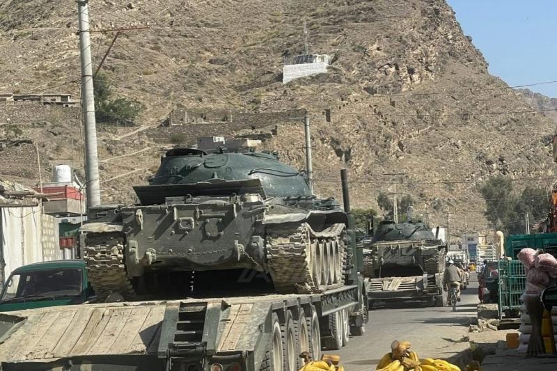 Afganistanas siunčia tankus prie sienos su Pakistanu