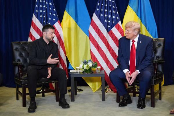 Volodymyras Zelensky'is (kairėje) ir Donaldas Trumpas praėjusį mėnesį. Ukraina smogė mažiausiai 16 iš 38 Rusijos naftos perdirbimo gamyklų, kai kurias iš jų keletą kartų, sutrikdydama daugiau nei 1 mln. barelių per dieną perdirbimo pajėgumus