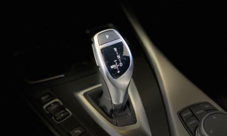 Šie 5 vairuotojų įpročiai sudegina automatinę dėžę greičiau nei manote