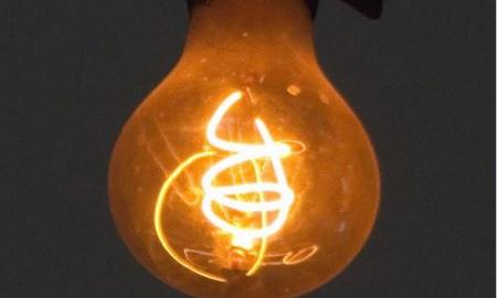 „Kaip išgyventi „blackout“: ką turėti namuose, jei dingtų elektra“ 