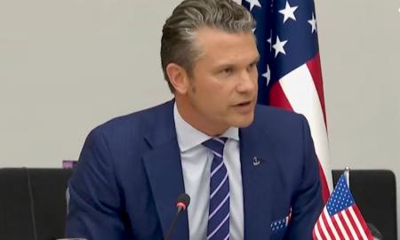 Hegsethas priverstas nusileisti avariniu būdu. Ateina „ugnies galia“ (Video)