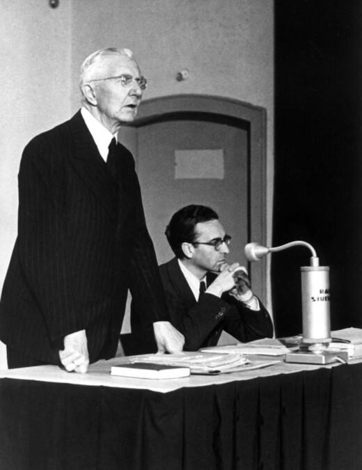 Du kartus Reichsbanko prezidentu buvęs Hjalmaras Schachtas 1947 m. balandžio 9 d. per denacifikacijos teismo proceso pradžią