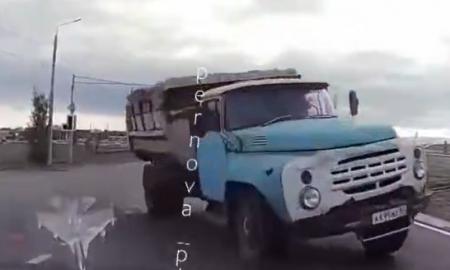 Kaip atrodo gyvenimas prie ruso. Avarijos, dūmai ir greičiausiai girti vairuotojai (Video)