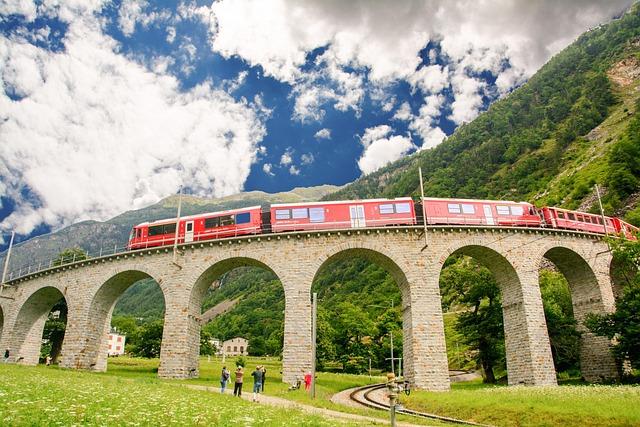 alessandra1barbieri (Pixabay Content Licence)|https://pixabay.com/photos/train-bernina-swiss-transport-4176196/
