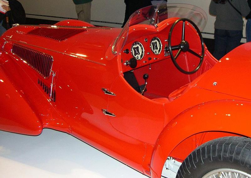 Raudonas automobils