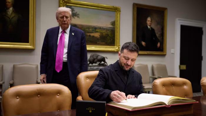 Penktadienį Baltuosiuose rūmuose susitikęs su Volodymyru Zelensky'iu, Donaldas Trumpas kelis kartus pakartojo Vladimiro Putino argumentus, kuriuos šis išsakė per jų pokalbį telefonu dieną anksčiau, teigia su šiuo klausimu susipažinę šaltiniai.