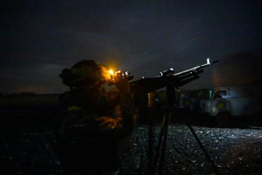 Ukrainos kariai iš 116-osios mechanizuotosios brigados mobiliojo oro gynybos padalinio stebi artėjančius Rusijos dronus