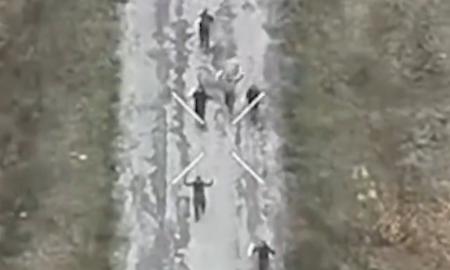 Jie masiškai pasiduoda. Didžiulės grupės karių iškeltomis rankomis (Video)