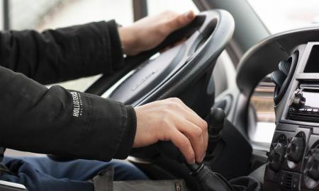 Nustokite tai daryti! Mechanikas: šis vienas judesys, kurį darote kasdien – mirties nuosprendis jūsų vairo sistemai