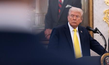 Trumpas ruošiasi svarbiam susitikimui. Apkalbės Putiną už nugaros, ruošiamas dūris