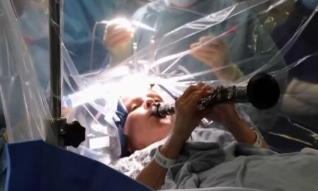 Neįtikėtina. Groja smegenų operacijos metu (Video)