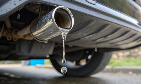 Iš jūsų automobilio išmetimo vamzdžio teka vanduo? Neignoruokite šių simptomų