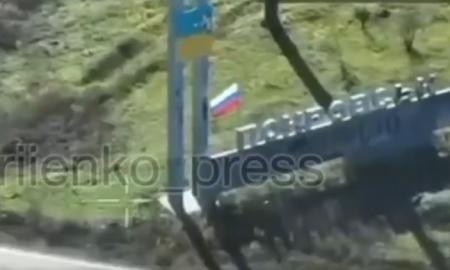 Rusai švenčia. Jau kelias vėliavas prie įvažiavimo (Video)