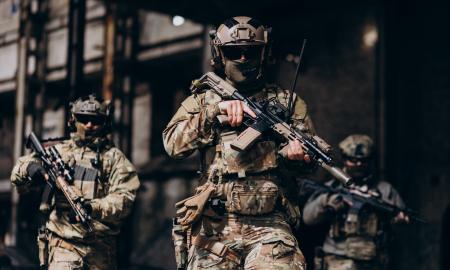 Tankai ir ne tik. Rikiuojasi prie rytinių sienų. Pasaulis ūžia (Video)