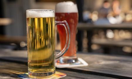 Virtuvės šefų paslaptis: kodėl jie alų pila ne tik į stiklines, bet ir į keptuvę