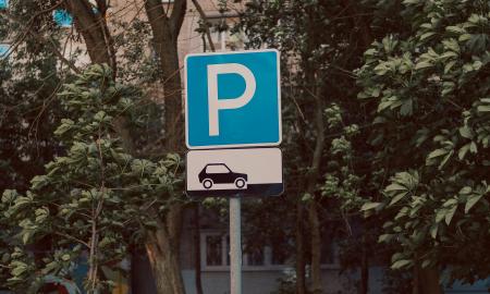 Vairuotojų šokas: stovėjimas miestuose brangsta taip, kad pigiau – taksi